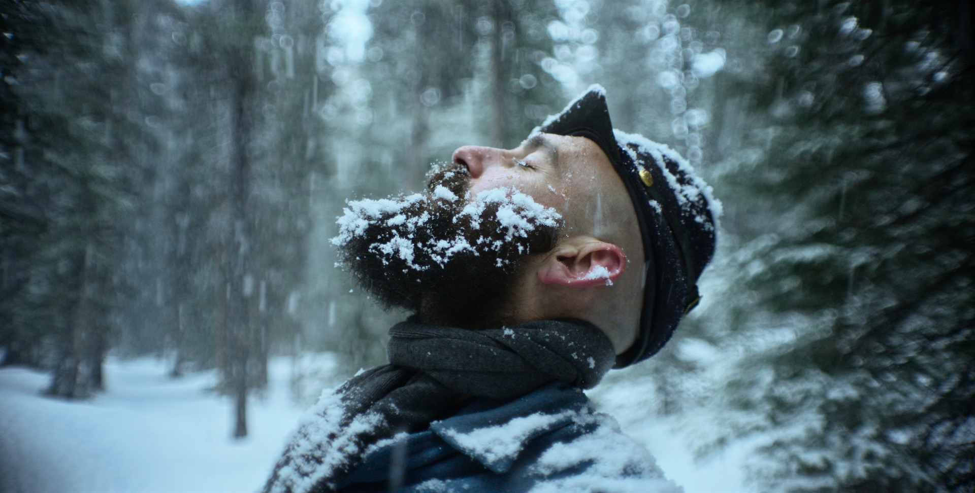 Fotogramma de I dannati: un soldato alza il viso mentre la neve gli cade sulla barba