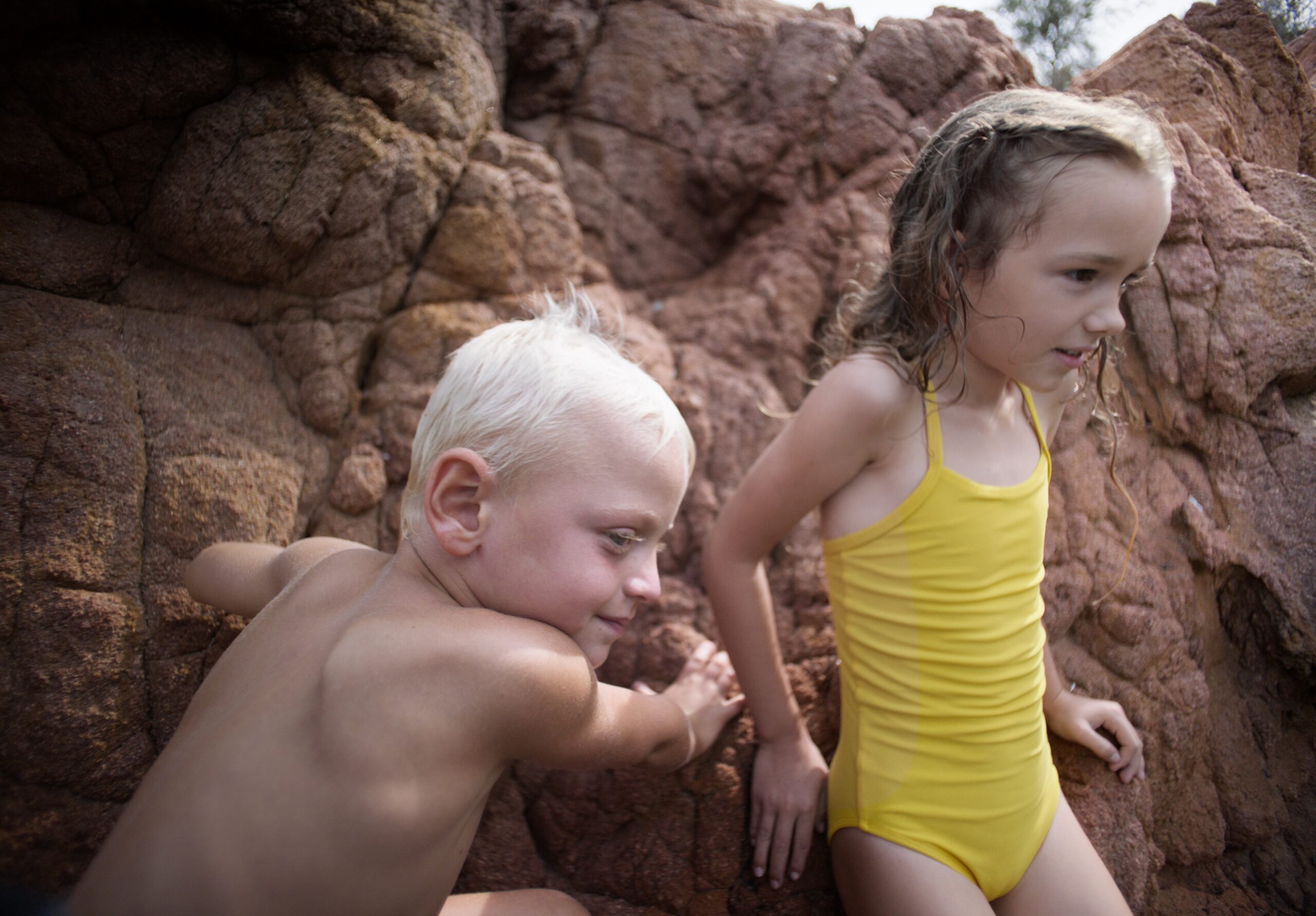 Fotogramma di Red Rocks: due bambini tra le rocce rosse, al sole